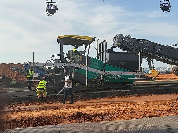 Terminadora de asfalto Vögele trabajando en obra