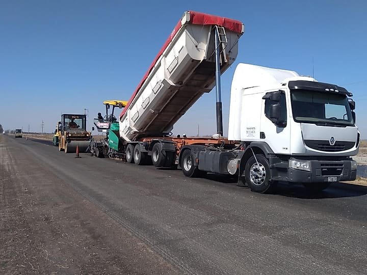 Terminadora y camión volcador en una obra de pavimentación