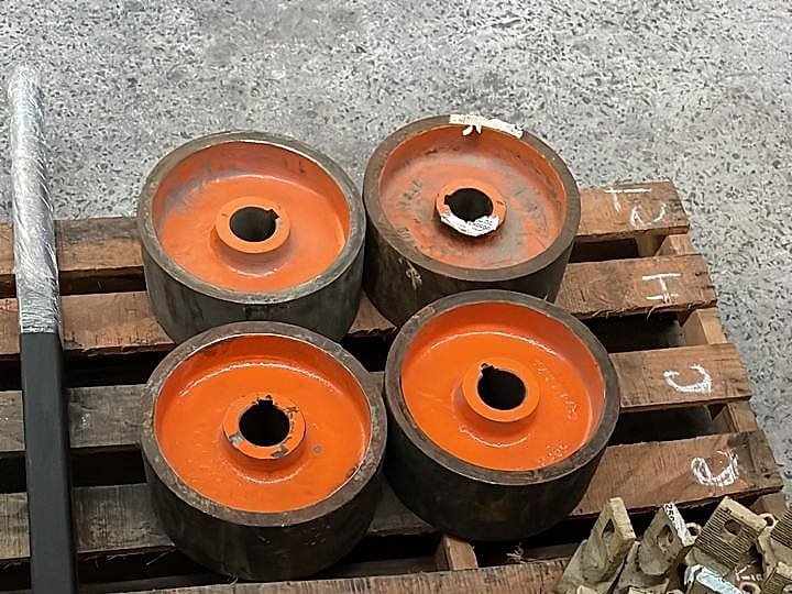Rodillos y piezas sobre pallet