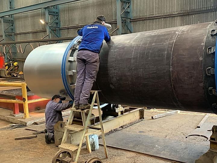 Operarios trabajando en una cámara de combustión